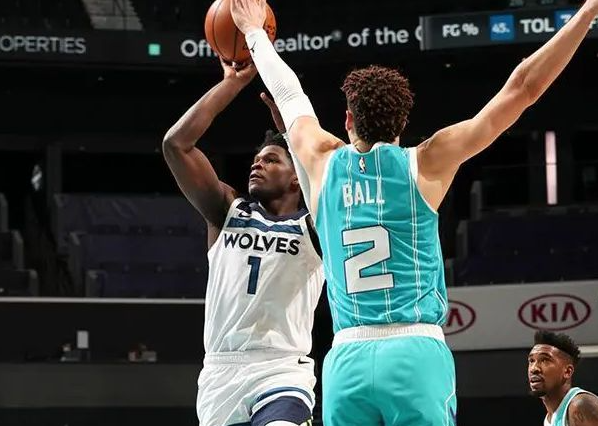  爱德华兹三分绝杀超时无效，森林狼惜败雷霆吞败仗